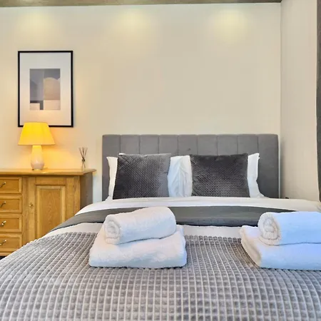 Centre 2bed For 5 Guests 2 Minutes From High Street Apartment